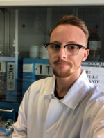 Fabian Schulte, der erst vor einigen Wochen seine Ausbildung zum Chemisch Technischen Assistenten erfolgreich abgeschlossen hat. Fabian arbeitet zur Zeit in Brescia, Italien, in den Laboren der Firma Ecosanitas.