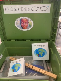 Schul-Aktionskiste mit dem Kinderbuch „Wie eine Brille Leben verändern kann“ von Laura Kleinwechter, Kirsten Robbers und Christine Lang