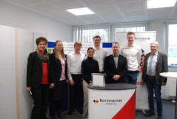 Freuen sich gemeinsam über eine gelungene Projektpräsentation: (vorne v. li.) Dr. Christina Ritter-Sket, Director Quality Control bei Rottendorf Pharma, Dr. Olaf Höbel, Director Digitalization bei Rottendorf Pharma (hinten v. li.) Simone Waltermann, Schulleiterin des Hans-Böckler-Berufskollegs, Anja Kaulingfrecks, Robin Elmer, Stefan Göttker, Micelle Gloger, Dr. Thomas Schneider.