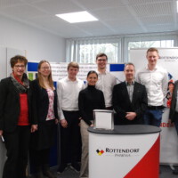 Freuen sich gemeinsam über eine gelungene Projektpräsentation: (vorne v. li.) Dr. Christina Ritter-Sket, Director Quality Control bei Rottendorf Pharma, Dr. Olaf Höbel, Director Digitalization bei Rottendorf Pharma (hinten v. li.) Simone Waltermann, Schulleiterin des Hans-Böckler-Berufskollegs, Anja Kaulingfrecks, Robin Elmer, Stefan Göttker, Micelle Gloger, Dr. Thomas Schneider.
