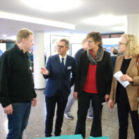 Es wurden viele Fragen beantwortet: Herr Suthe, Koordinator der Fachschule, Frau Waltermann, Schulleiterin, und Frau Winkel, Bürgermeisterin, am Stand der Firma Hagemeister (v.l.n.r.)